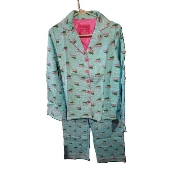 Xhileration Other - Xhileration 2-Piece Pajama Set Christmas Tree On Top Of Car